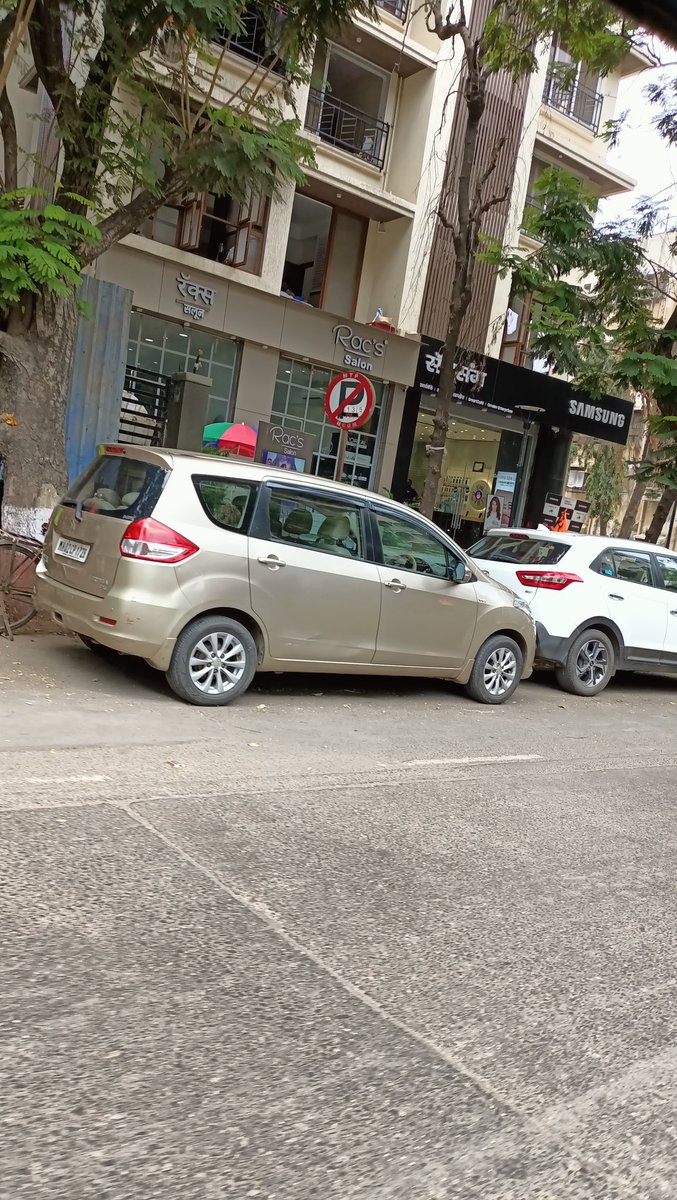 Many such cars are illegally parked right under a No Parking sign on MG Road in Kandivili West. This is from Kandivali Village area to Vaishali bldg on both sides of the road. This is causing problems for pedestrians and vehicles. @MTPHereToHelp @CPMumbaiPolice @Rtr_IPS