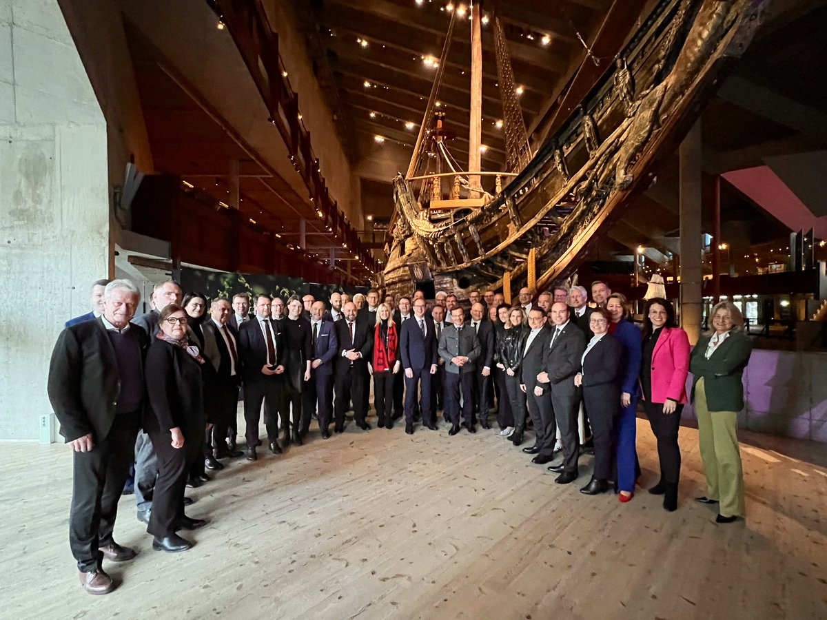 Im @thevasamuseum beeindruckte die Abgeordneten neben dem großen Schiffswrack aus dem 16. Jahrhundert vor allem der Ehrengast unserer „Conservative Night“: Schwedens Premierminister Ulf Kristersson. Im Gegensatz zur angekündigten Zeitenwende von Olaf Scholz hat Schweden mit dem