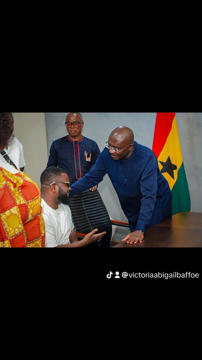AbigailBaffoe33's tweet photo. "YOLOβ Star John Bredu Peasah aka *Drogba* was at the Jubilee House to thank Dr. Bawumia for his immense support when he seriously fell sick.
#Fatherforall #DMB2024 https://t.co/S6sSmQ49Tb