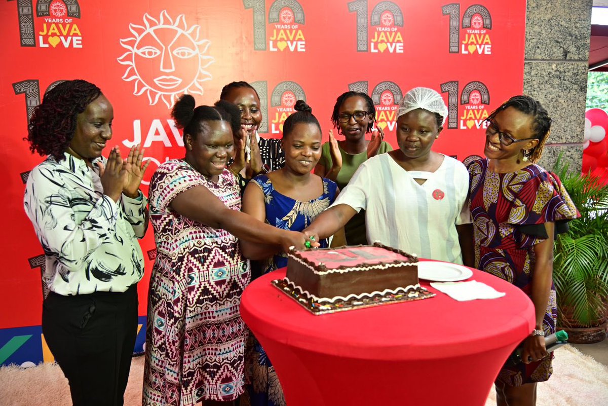 Esau_Matsiko's tweet image. Cake time 😋 

This is #JavaLove
#JavaAt10