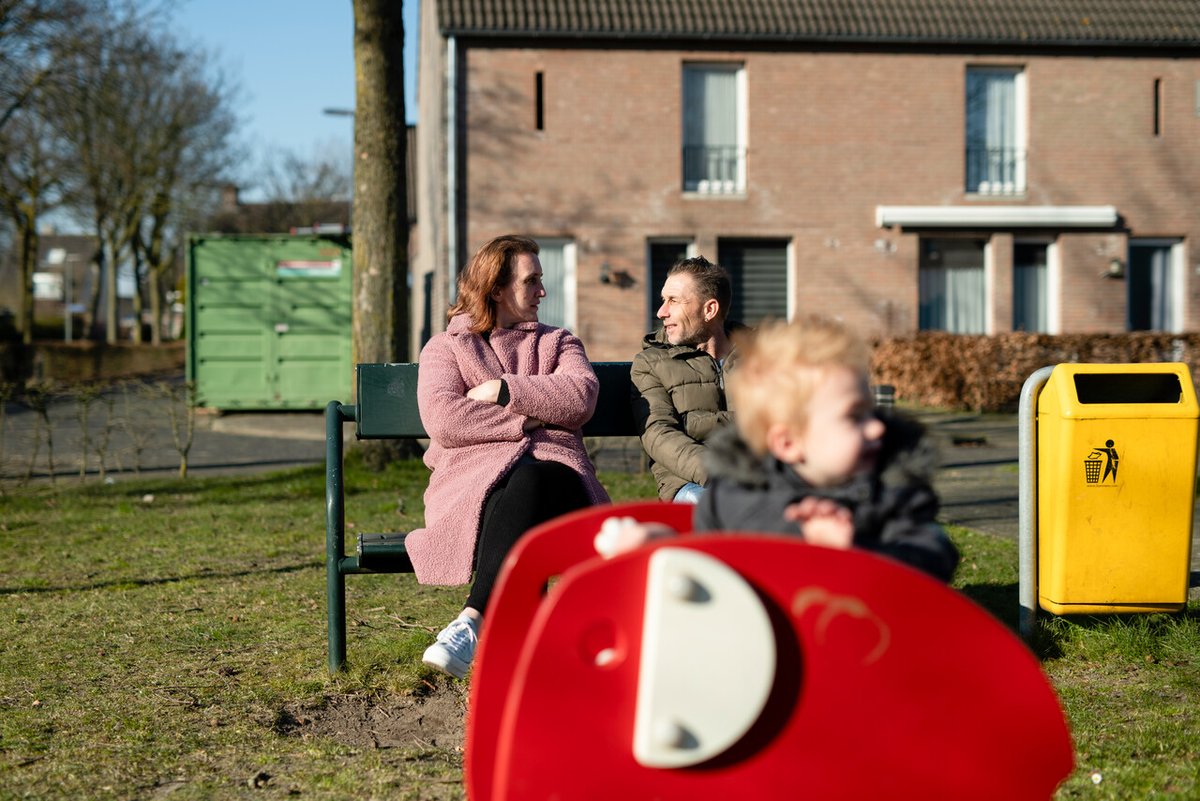 “Het meest vernederen aan #armoede: je mag bijna niks meer zelf beslissen." 😰 Natasja en haar gezin leefden 10 jaar met een stevige schuld. "Een #bewindvoerder regelt al onze zaken. We krijgen 100 euro weekgeld. Soms redden we het daarmee, soms niet." bit.ly/3UikTJd