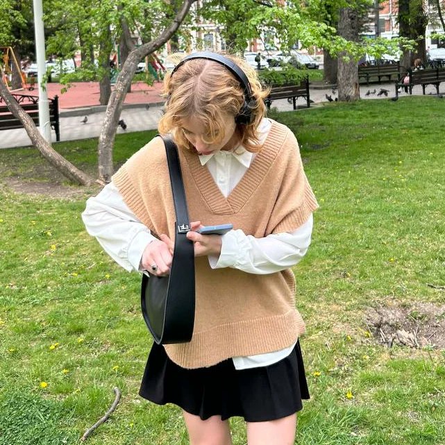 sida132's tweet photo. Недавнее фото. 
Я не могла к слову зайти,на аккаунт, но теперь смогла.
Не знаю, думаю особо ничего не изменилось с того момента как я перестала писать в твитер. 
Если из интересного то да я оканчиваю учебу, сдала на права не так давно, сейчас работаю, но пока не там где хочу. https://t.co/iRp1BNp2ze