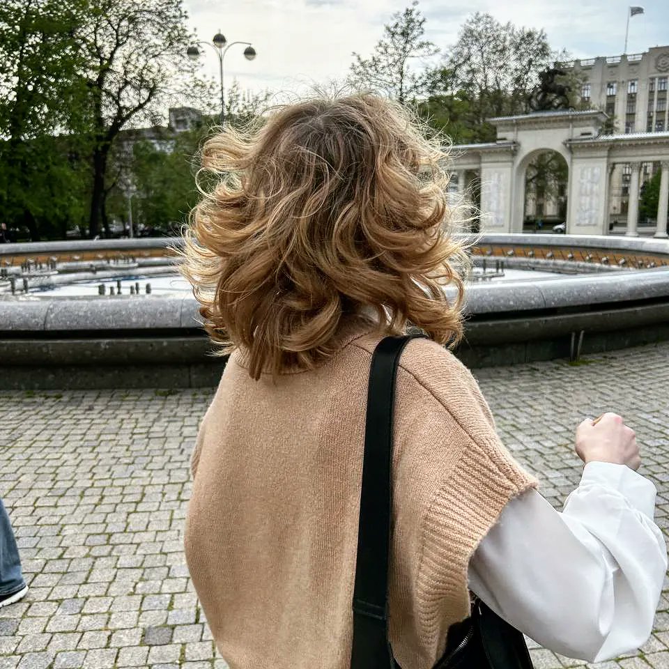 sida132's tweet photo. Недавнее фото. 
Я не могла к слову зайти,на аккаунт, но теперь смогла.
Не знаю, думаю особо ничего не изменилось с того момента как я перестала писать в твитер. 
Если из интересного то да я оканчиваю учебу, сдала на права не так давно, сейчас работаю, но пока не там где хочу. https://t.co/iRp1BNp2ze