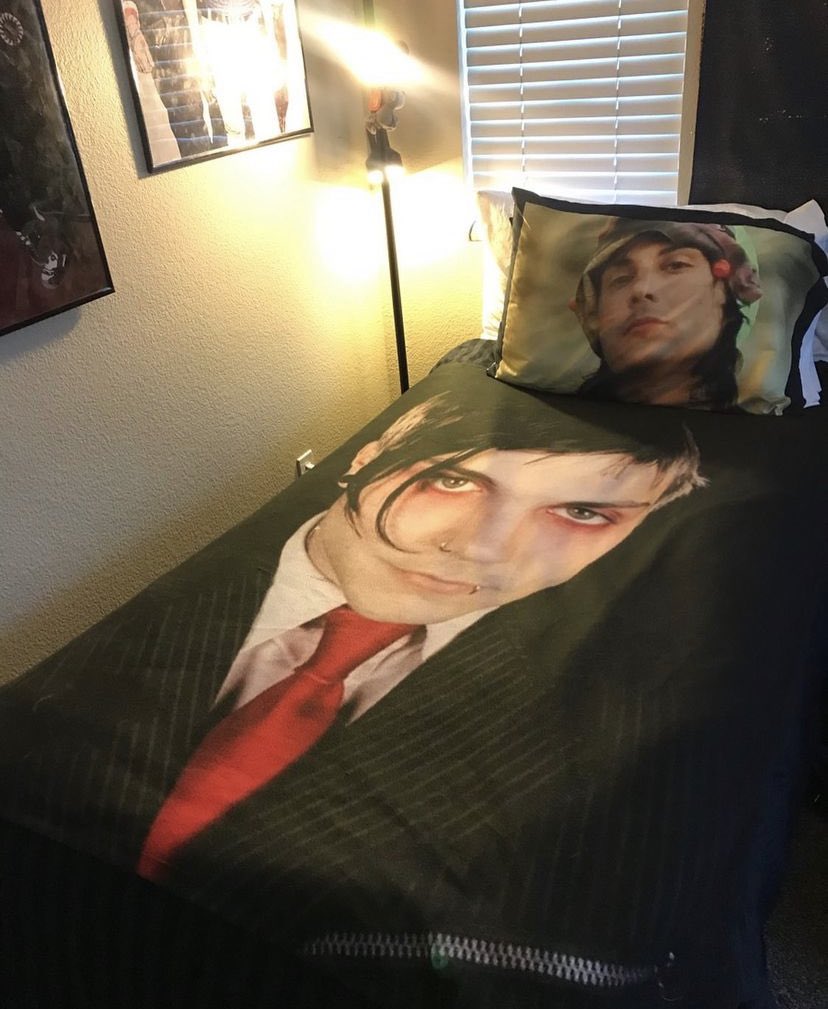 FRANKIEAIR0's tweet photo. frank iero bed https://t.co/7k4BXOE0v8