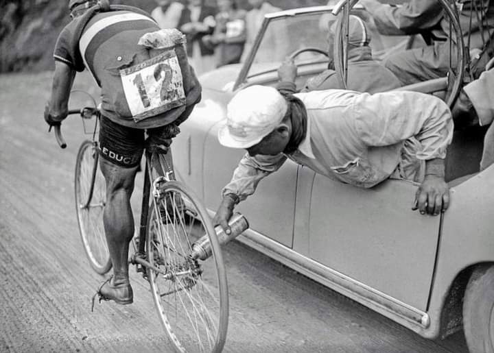 ★ Italian cyclist Gino Sciardis getting his bike lubricated during the Tour de France, 1949. ⋆

#oldphotos #historydaily #historyinpictures 
#history #rarephotos #vintagephotography #rare 
#photos #historylovers #historyfacts #historical 
#ancienthistory #historicalphotos