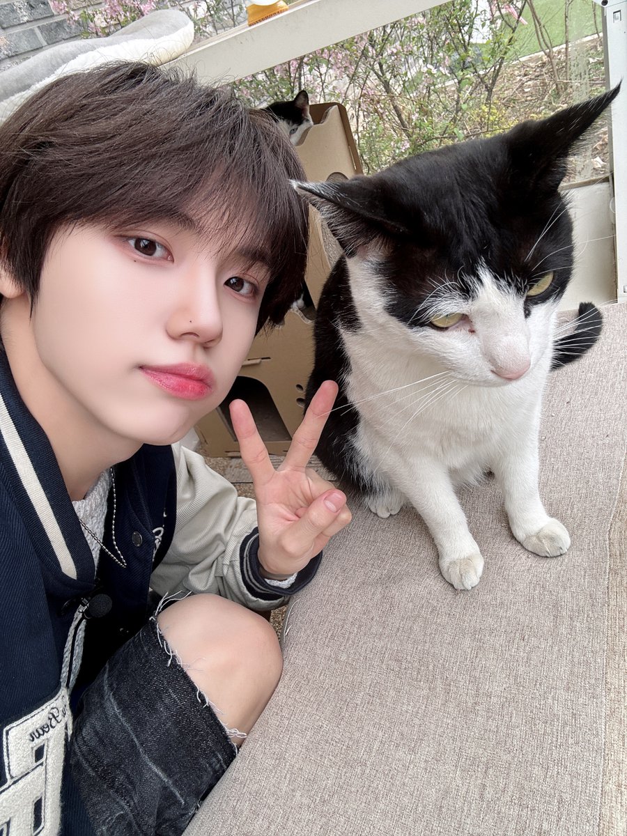 [📸]
#AfterStageTea X #SENSITIVE_SEONGMIN
<a href="/DearKlairs/">클레어스</a> 
⠀
#CRAVITY #크래비티
#성민 #SEONGMIN
#EVERSHINE
#Love_or_Die
#Cest_La_Vie