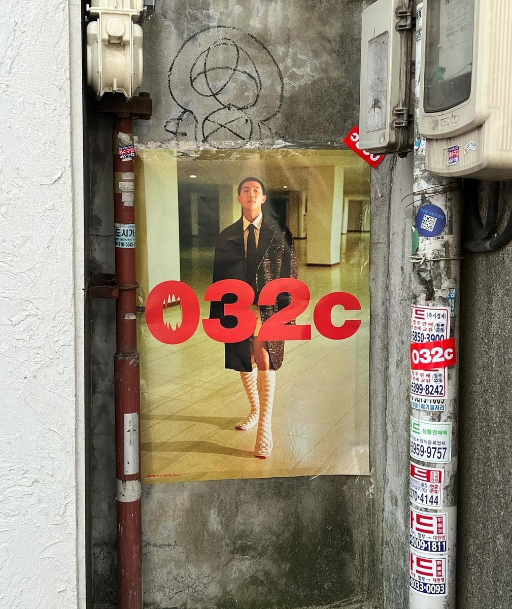 RMIndiaOfficial's tweet photo. 032c gallery seoul Instagram post - (new store in Seoul)
"032c posters on the streets of Seoul 📕"
THE REINVENTION OF RM
RM AS THE COVER OF 032C
#RMx032C
#BTSRM
#방탄소년단RM https://t.co/GKQv0lUxdr