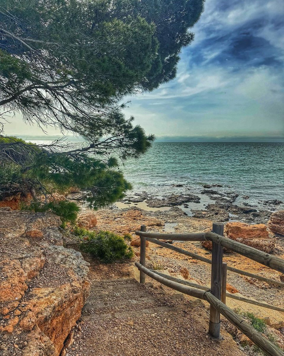 Camí de ronda al seu pas per la platja Torrent del Pi a l'#AmetlladeMar! És un escenari que sembla tret d'un somni, on la natura i el mar es fusionen per crear una postal perfecta. #Bondia! 📸👉 Laura_a.b #TerresdelEbre #CatalunyaExperience