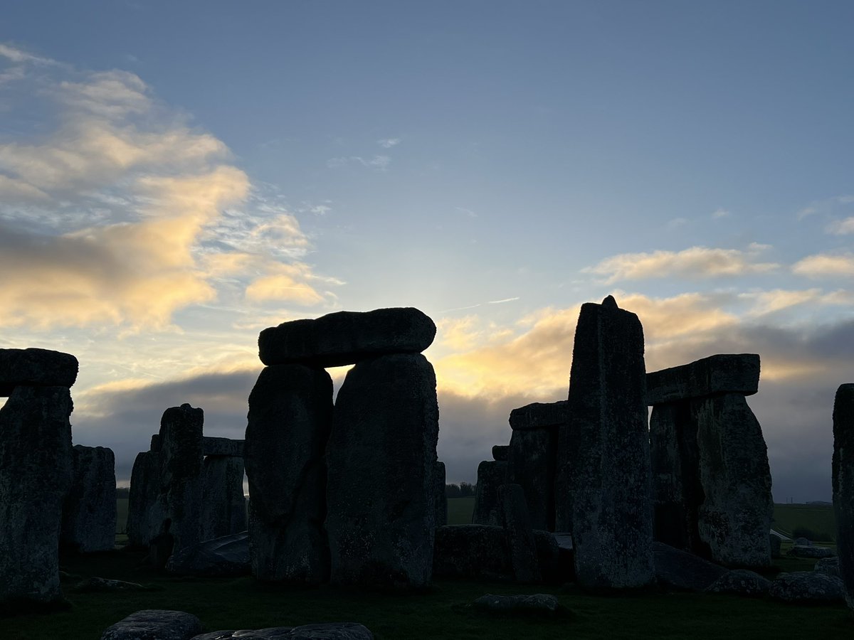 Sunrise at Stonehenge today (17th April) was at 6.07am, sunset is at 8.07pm 🌤️