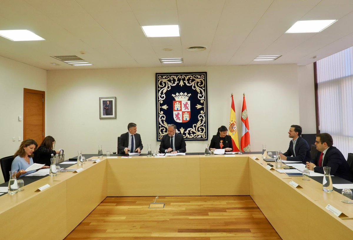 ppacocyl's tweet photo. El compromiso con las personas de #CastillayLeón hace que trabajemos por seguir creando oportunidades de futuro en nuestra tierra bajo las políticas coherentes y serias de la #JCyL presidida por @alferma1.
📸 Reuniones Mesa y Junta de Portavoces #CCyL. https://t.co/0rWkZKSF8N