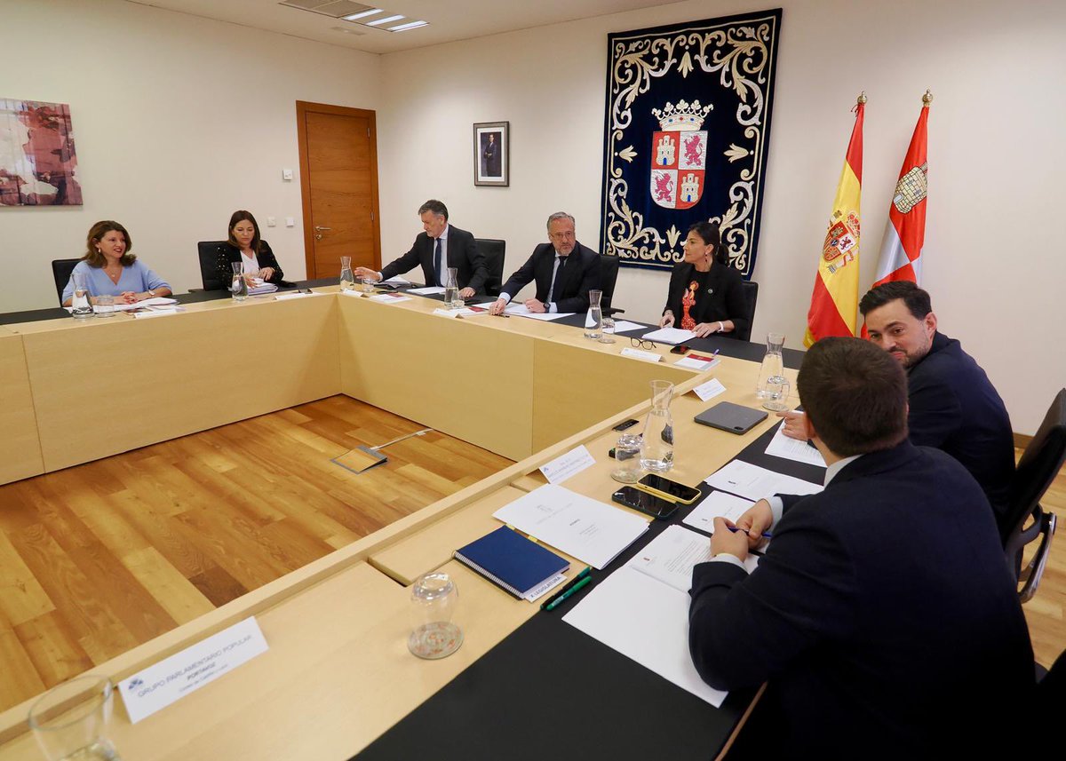ppacocyl's tweet photo. El compromiso con las personas de #CastillayLeón hace que trabajemos por seguir creando oportunidades de futuro en nuestra tierra bajo las políticas coherentes y serias de la #JCyL presidida por @alferma1.
📸 Reuniones Mesa y Junta de Portavoces #CCyL. https://t.co/0rWkZKSF8N