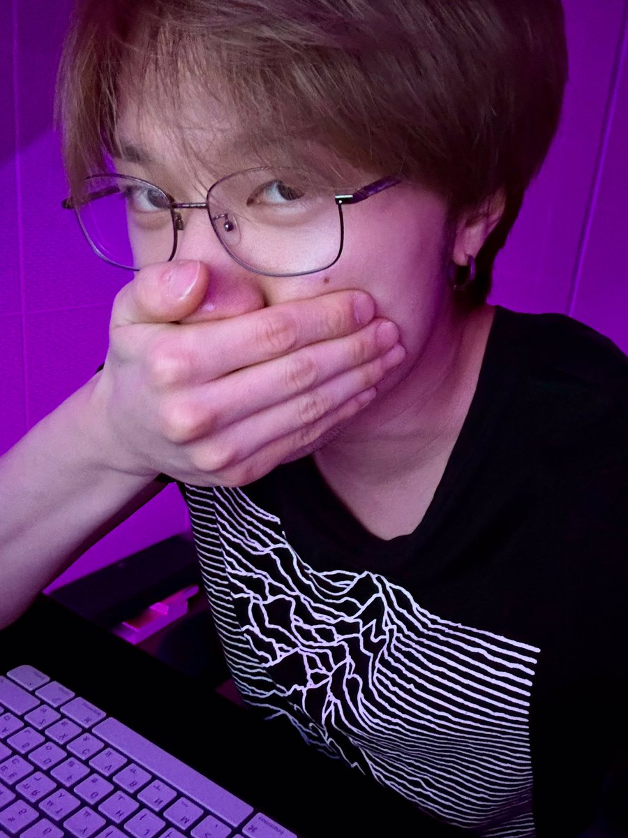 yedamrexin's tweet photo. 🦊: i can't reveal my whole face. to be honest i haven't shaved yet.

please he's so cute 😭💜 https://t.co/3ZrRrJzmlb