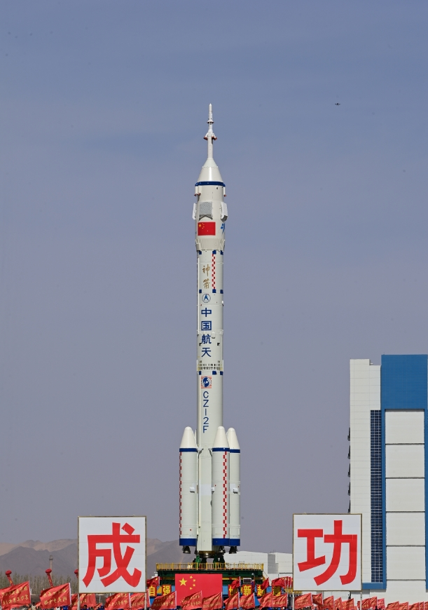 🚀🌟[JUST IN] The combination of the Shenzhou XVIII manned spaceship and a Long March-2F carrier rocket was were transferred to the launch site in of the Jiuquan Satellite Launch Center in northwest China on Wednesday.

👨‍🚀Preparations are underway for a launch in the coming days!