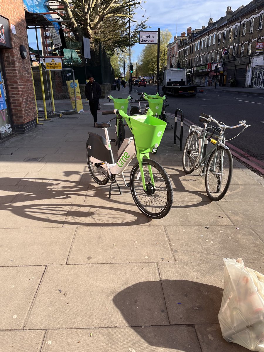 .@TfL should also be clearing @limebike clutter.