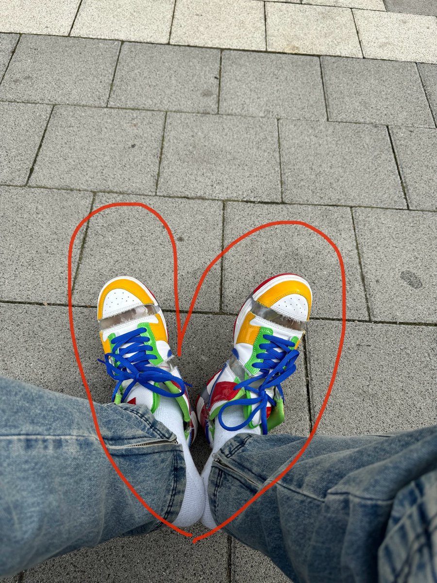 honespire's tweet photo. πΆ:this heart for you
ah when i walk to buy coffee without make up in middle of schedule, i met FIX.. i'm embarrassed.. pretend (you) not see my face..
___
#HoneTrans CIX BDU Seunghun Fromm https://t.co/HnBan8U5Pq
