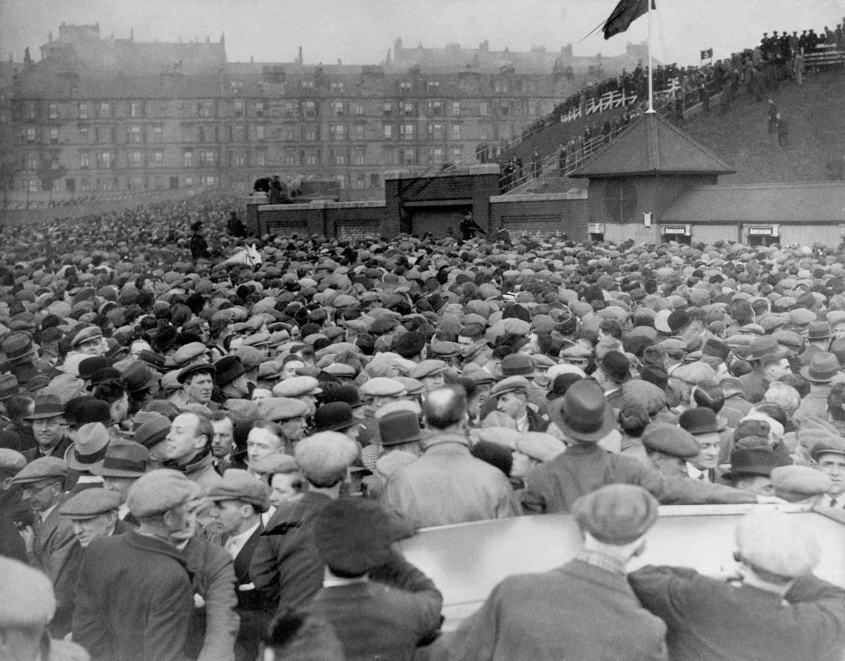 🔥 OTD in 1937 - The Loudest Hampden Roar of All Time 🔥

149,547 souls packed into 3rd Hampden to witness a 3 - 1 victory for Scotland against England. This set a new world record attendance, which stood for the next 13 years.

'Mon the bunnets

#FootballsSquareMile #HampdenRoar