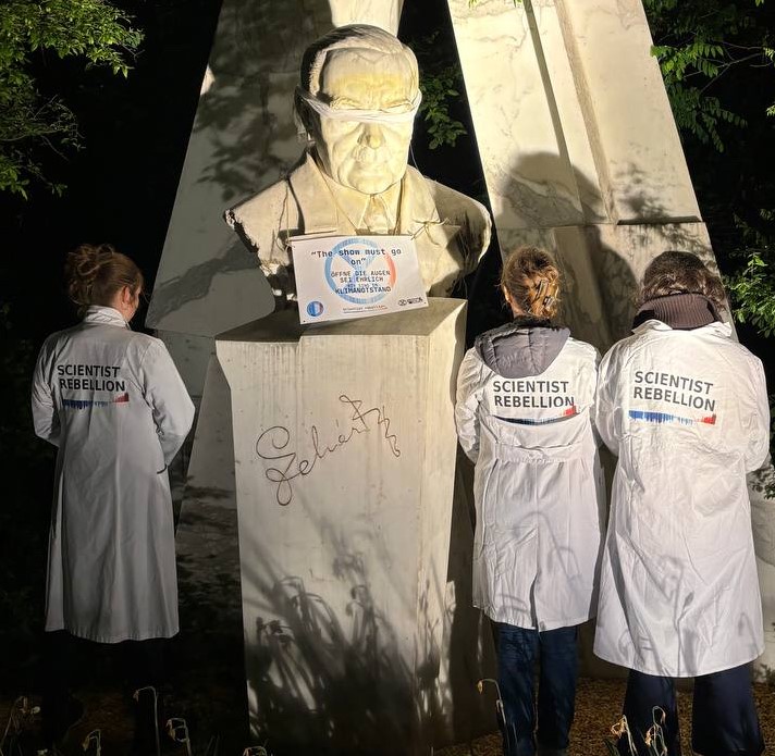 Protest durch Wissenschafter*innen in Theorie & Praxis. Neben Vorträgen beim #EGU24 traten Kolleg*innen auch in Aktion & haben Denkmäler in Wien dazu genutzt, Menschen zum denk-mal anzuregen. Ermahnt wurden Kunst/Kultur, Teile der Wissenschaft, Politik, Bau. Meine Favoriten ...