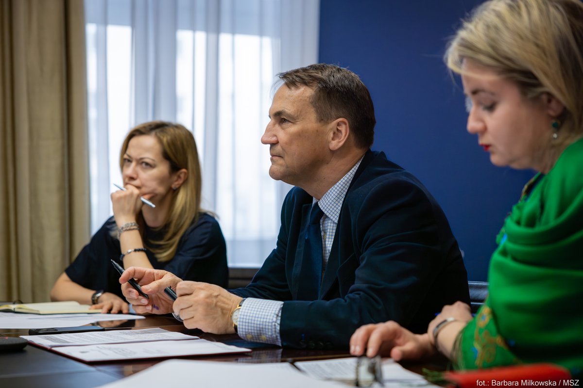 FM @sikorskiradek participated yesterday in an informal videoconference of 🇪🇺 foreign ministers #FAC. During the meeting, minister Sikorski underscored the far-reaching consequences of escalating tensions in the Middle East, including for the course of the war in Ukraine.