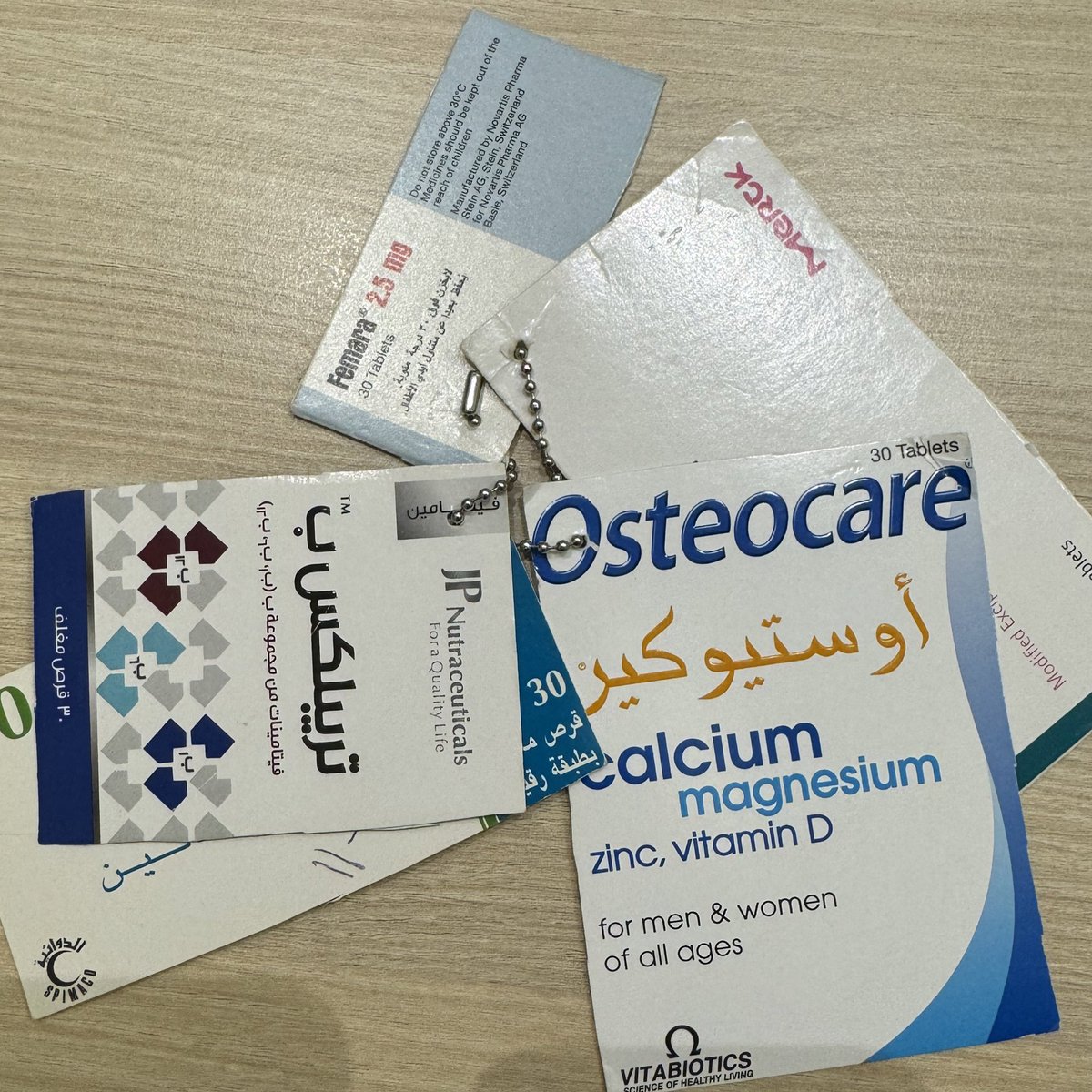 بعد إذن المريضه .. 
دايماً لمن نسأل المرضى ايش بتاخدوا ادويه مايفتكروها وماتكون معاهم ! قليل اللي تكون اللسته معاهم. 
مريضتي أمس سألتها طلعتلي دي التعليقه 👇🏻 !! عجبتني جداً وحبيت اشاركها 🤩 
قصت الكرتون للعلب القديمه حقت الادويه و جمعتها مع بعض و مخليتها في شنطتها 💯