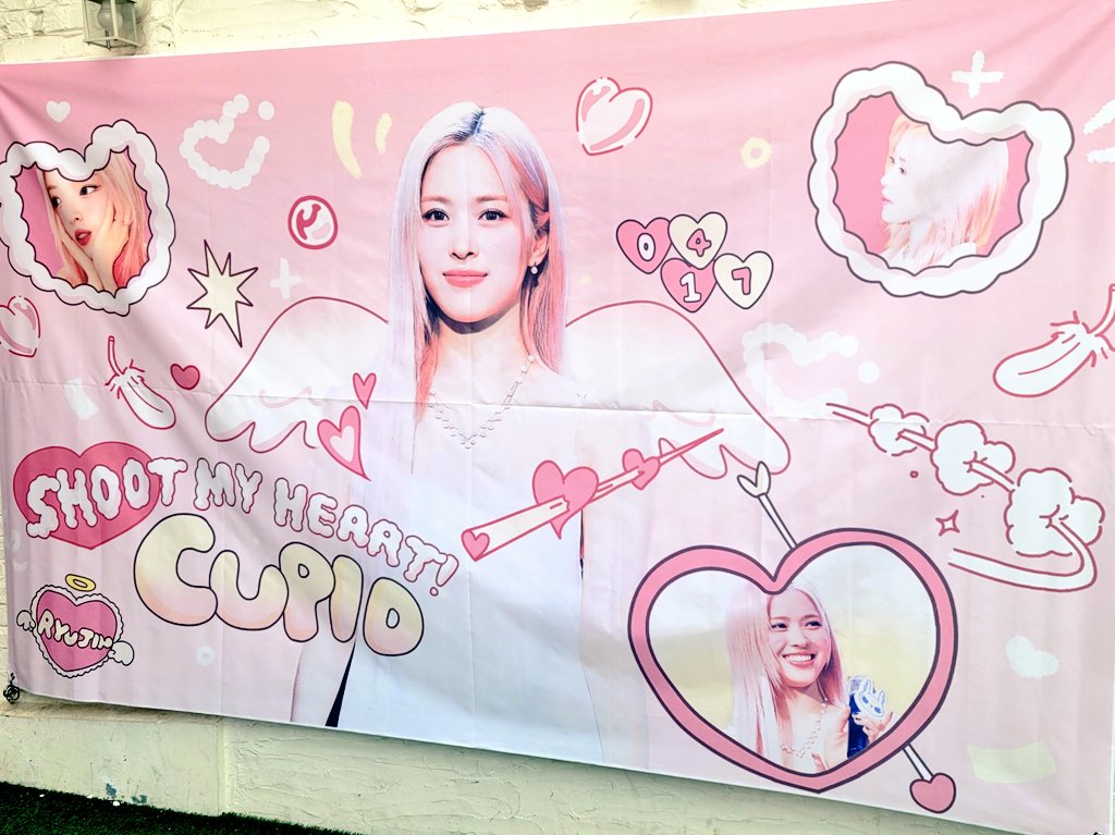 S2_IN_ITZY's tweet photo. 📍SHOOT MY HEART! CUPID💘
#SHOOT_MY_HEART_CUPID 
#류진이와의_운명같은사랑
입구부터 대빵만한 핑크류진큐피드가 반겨주는 카페..🩷
핑크핑크한 데뷔초류딘이를 잔뜩 보고옴,, 역시신다잘(신류진 다 잘어울려 https://t.co/jes9wCicpK