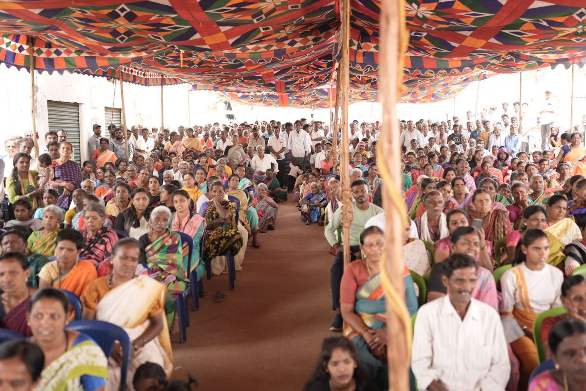 iPrajwalRevanna's tweet photo. ಚುನಾವಣಾ ಪ್ರಚಾರಕ್ಕೆ ಹೋದಲ್ಲೆಲ್ಲಾ ಅಭೂತಪೂರ್ವ ಬೆಂಬಲ ದೊರೆಯುತ್ತಿದೆ. 
ಇಂದು ಅರಸೀಕೆರೆ ವಿಧಾನಸಭಾ ಕ್ಷೇತ್ರದ ಬೆಳಗುಂಬದಲ್ಲಿ ಎನ್‌ಡಿಎ ಮೈತ್ರಿಕೂಟದ ಜೆಡಿಎಸ್-ಬಿಜೆಪಿ ಕಾರ್ಯಕರ್ತರ ಬೃಹತ್ ಸಭೆ ನಡೆಸಲಾಯಿತು. 
ಈ ಸಂದರ್ಭದಲ್ಲಿ ಮಾಜಿ ಸಚಿವರಾದ ಶ್ರೀ ಜೆ. ಸಿ. ಮಾಧುಸ್ವಾಮಿ ಅವರು, ಅರಸೀಕೆರೆ ಜೆಡಿಎಸ್ ಮುಖಂಡರಾದ ಶ್ರೀ ಎನ್. ಆರ್. ಸಂತೋಷ್, ಮಾಜಿ ಶಾಸಕರು ಮತ್ತು ಜೆಡಿಎಸ್ ಜಿಲ್ಲಾಧ್ಯಕ್ಷರಾದ ಶ್ರೀ ಲಿಂಗೇಶ್ ಹಾಗೂ ಉಭಯ ಪಕ್ಷಗಳ ಮುಖಂಡರು ಹಾಗೂ ಕಾರ್ಯಕರ್ತರು ಉಪಸ್ಥಿತರಿದ್ದರು.
#JDS #BJP #Karnataka #hassan #Modi #LokasabhaElection2024