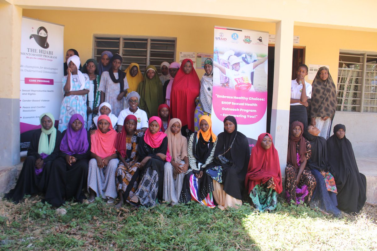 Thehijabimento1's tweet photo. THMP organized a safe space session for adolescent girls in Lungalunga sub-county, empowering them with knowledge on healthy sexual behavior and bodily autonomy. #SHOPforChange Cc @USAIDKenya @YALIRLCEA @KenyattaUni https://t.co/LvTIgrQGnq