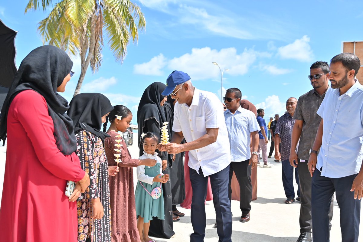 charly_thuthu's tweet photo. މަޖިލިސް20 ހއ.އިހަވަންދޫ ދާއިރާއަށް ވާދަކުރައްވާ އެމްޑީޕީގެ ކެންޑިޑޭޓް @MoamedArif ގެ ކެންޕެއިނަށް ރައީސް @ibusolih ހއ.އިހަވަންދޫއަށް ވަޑައިގަންނަވައިފި.

މިސްރާބު ހަމަ މަގަށް އެޅުވުމަށް ހއ.އިހަވަންދޫ ދާއިރާއަށް ވާދަކުރައްވާ އެމްޑީޕީގެ ކެންޑިޑޭޓް މުޙައްމަދު ޢާރިފް   1⃣ ✅ އަށް ވޯޓް ދެއްވާ!  ⚖️ 

  #VoteMDP
  #MisraabuHamaMagah