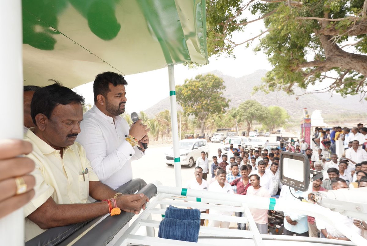 iPrajwalRevanna's tweet photo. ಅರಸೀಕೆರೆ ವಿಧಾನಸಭಾ ಕ್ಷೇತ್ರದ ತಿರುಪತಿ ಬೆಟ್ಟದ ಬಳಿ ನಡೆದ ಜೆಡಿಎಸ್-ಬಿಜೆಪಿ ಕಾರ್ಯಕರ್ತರ ಸಮಾವೇಶದಲ್ಲಿ ಕೇಂದ್ರ ಸಚಿವರಾದ ಶ್ರೀ ಎ ನಾರಾಯಣಸ್ವಾಮಿ ಅವರು ಭಾಗವಹಿಸಿ ಚುನಾವಣಾ ಪ್ರಚಾರಕ್ಕೆ ಬಲ ತುಂಬಿದರು. ಈ ಸಂದರ್ಭದಲ್ಲಿ ಶ್ರೀ ಎನ್ ಆರ್ ಸಂತೋಷ್ ಹಾಗೂ ಜೆಡಿಎಸ್ ಬಿಜೆಪಿಯ ಹಲವಾರು ಮುಖಂಡರು, ಕಾರ್ಯಕರ್ತರು ಉಪಸ್ಥಿತರಿದ್ದರು.
#JDS #BJP #Hassan #LokasabhaElection2024 #ModiAgain2024