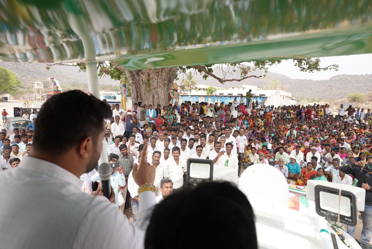 iPrajwalRevanna's tweet photo. ಅರಸೀಕೆರೆ ವಿಧಾನಸಭಾ ಕ್ಷೇತ್ರದ ತಿರುಪತಿ ಬೆಟ್ಟದ ಬಳಿ ನಡೆದ ಜೆಡಿಎಸ್-ಬಿಜೆಪಿ ಕಾರ್ಯಕರ್ತರ ಸಮಾವೇಶದಲ್ಲಿ ಕೇಂದ್ರ ಸಚಿವರಾದ ಶ್ರೀ ಎ ನಾರಾಯಣಸ್ವಾಮಿ ಅವರು ಭಾಗವಹಿಸಿ ಚುನಾವಣಾ ಪ್ರಚಾರಕ್ಕೆ ಬಲ ತುಂಬಿದರು. ಈ ಸಂದರ್ಭದಲ್ಲಿ ಶ್ರೀ ಎನ್ ಆರ್ ಸಂತೋಷ್ ಹಾಗೂ ಜೆಡಿಎಸ್ ಬಿಜೆಪಿಯ ಹಲವಾರು ಮುಖಂಡರು, ಕಾರ್ಯಕರ್ತರು ಉಪಸ್ಥಿತರಿದ್ದರು.
#JDS #BJP #Hassan #LokasabhaElection2024 #ModiAgain2024