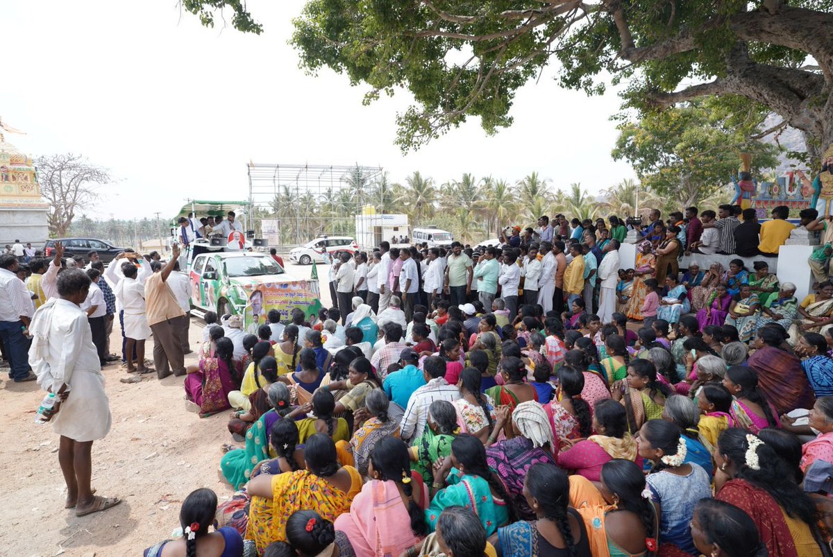 ಅರಸೀಕೆರೆ ವಿಧಾನಸಭಾ ಕ್ಷೇತ್ರದ ತಿರುಪತಿ ಬೆಟ್ಟದ ಬಳಿ ನಡೆದ ಜೆಡಿಎಸ್-ಬಿಜೆಪಿ ಕಾರ್ಯಕರ್ತರ ಸಮಾವೇಶದಲ್ಲಿ ಕೇಂದ್ರ ಸಚಿವರಾದ ಶ್ರೀ ಎ ನಾರಾಯಣಸ್ವಾಮಿ ಅವರು ಭಾಗವಹಿಸಿ ಚುನಾವಣಾ ಪ್ರಚಾರಕ್ಕೆ ಬಲ ತುಂಬಿದರು. ಈ ಸಂದರ್ಭದಲ್ಲಿ ಶ್ರೀ ಎನ್ ಆರ್ ಸಂತೋಷ್ ಹಾಗೂ ಜೆಡಿಎಸ್ ಬಿಜೆಪಿಯ ಹಲವಾರು ಮುಖಂಡರು, ಕಾರ್ಯಕರ್ತರು ಉಪಸ್ಥಿತರಿದ್ದರು.
#JDS #BJP