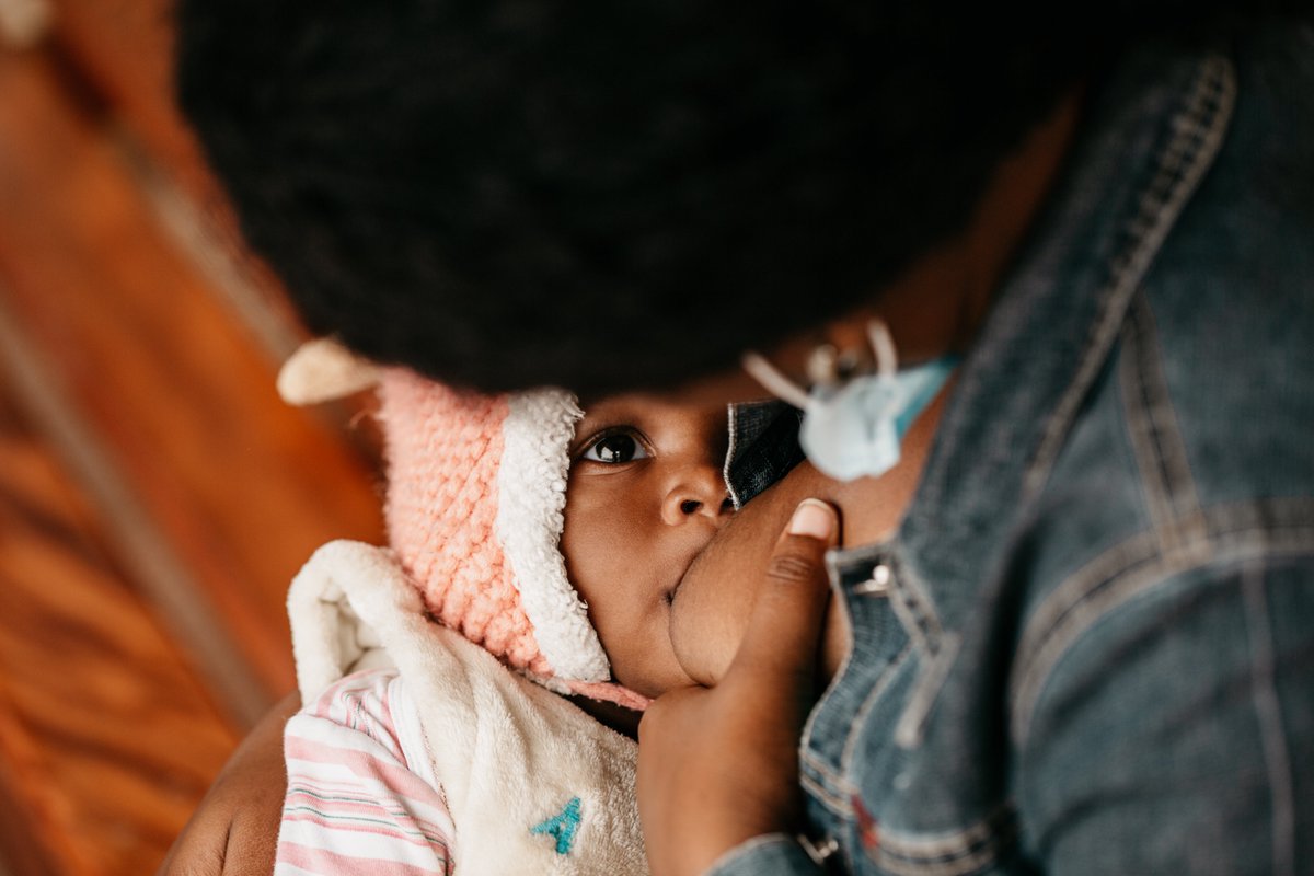 UNICEFAngola's tweet photo. #DYK breast milk contains ALL the nutrients a child needs in the first 6 months? And still protects against:
✅ Infections
✅ Diarrhea
✅ Common childhood diseases, such as pneumonia
#breastfeeding #EveryChildALIVE https://t.co/hwoghVFAho
