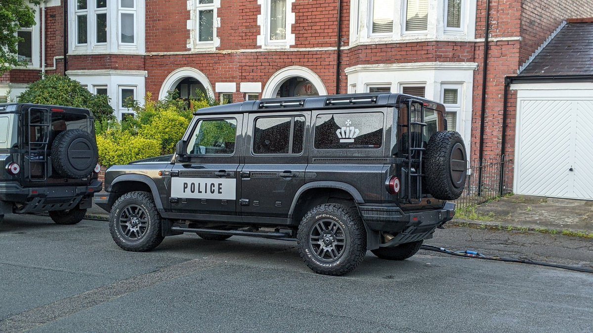 🚨 NEW - #DoctorWho Filming Returns Outside! Filming for Doctor Who's Second Season has been spotted this morning, with supporting artists dressed in old-fashioned clothes! Police vehicles with The Crown logo have also been spotted! 📷 Via @Set_DW | #dwsr #Spoilers