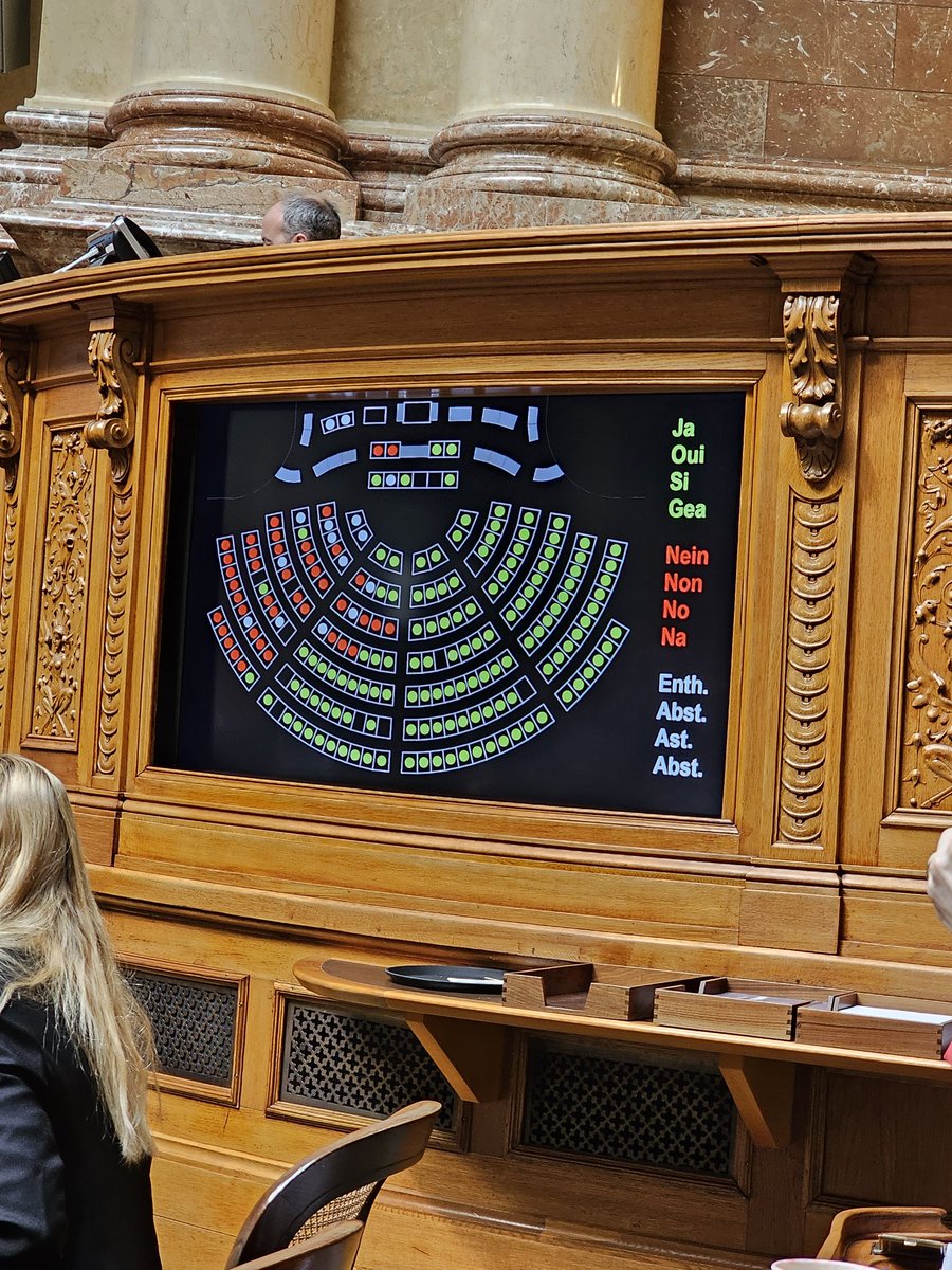 Wenn gewisse Personen in der SVP Nazisymbole verteidigen, läuft es mir nur kalt den Rücken runter... @ParlCH #sondersession Dies die Abstimmung über ein Verbot der öffentlichen Verwendung von nationalsozialistischen Symbolen