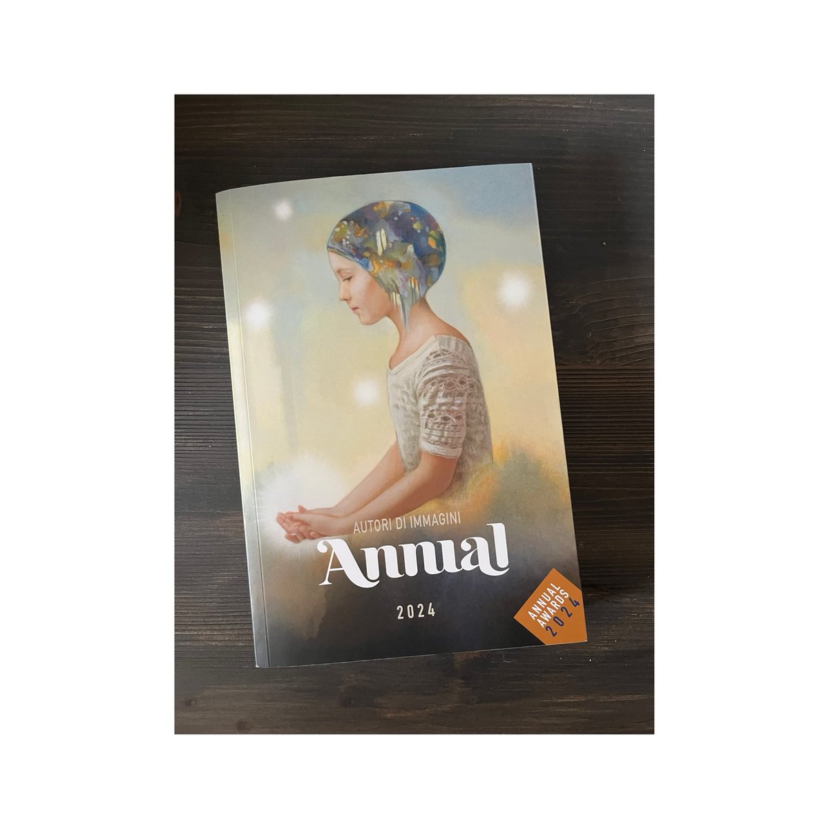 CarlaManea's tweet photo. La cover di ‘Sarò la tua memoria’ di Mario Calabresi - Mondadori, é stata selezionata nella categoria ‘EDITORIA INFANZIA’ - Annual di Autori di Immagine 2024.
Happy me!
#annualautoridimmagini 
#sarólatuamemoria #cover #mariocalabresi #competition #carlamanea #mondadori https://t.co/pzOMGsBlhE