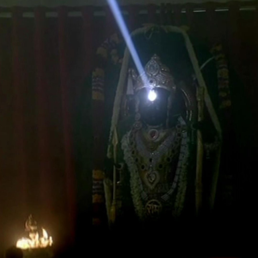 HUGE 🚨 Surya Tilak illuminates Ram Lalla idol's forehead at Ayodhya Temple on Ram Navami. Tilak size is 58 mm. Four Mirrors & four lenses were used. Using cutting-edge scientific expertise, a 5.8 centimetre beam of light illuminated the deity's forehead. PM Modi said Ayodhya…