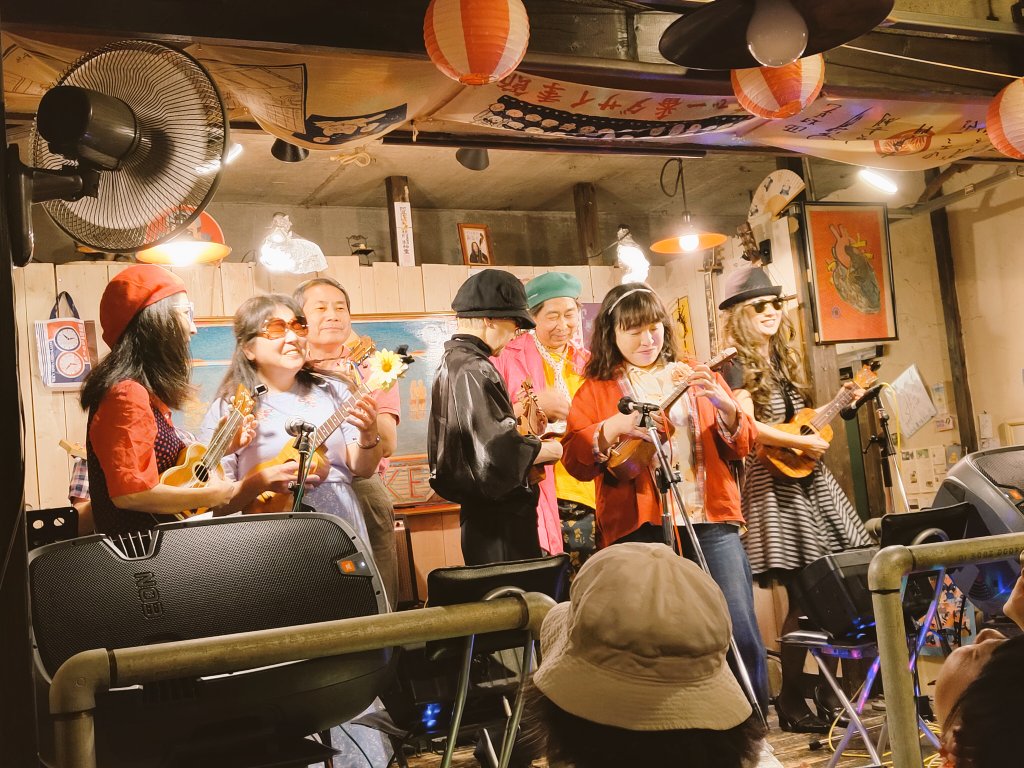 Black_Booka's tweet photo. マロンチックさん、ウクレレアフタヌーンさん、観てきました！
プラスキーさんも楽しかった❣️
酒場FUKUSUKEさん、可愛いお店でした
クニキタ（国立北）コネ、良い✨
#マロンチック
#ウクレレアフタヌーン
#プラスキー
#酒場FUKUSUKE https://t.co/pZh1kw3Z6x