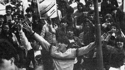 #taldiacomavui de 1976 l'ultradretà National Front organitzava una marxa a Manningham, barri popular i amb major presència asiàtica de Bradford.

En resposta, centenars de veïns van sortir als carrers, trencar el cordó policial i atacar els neonazis, que acabaren suspenent l'acte