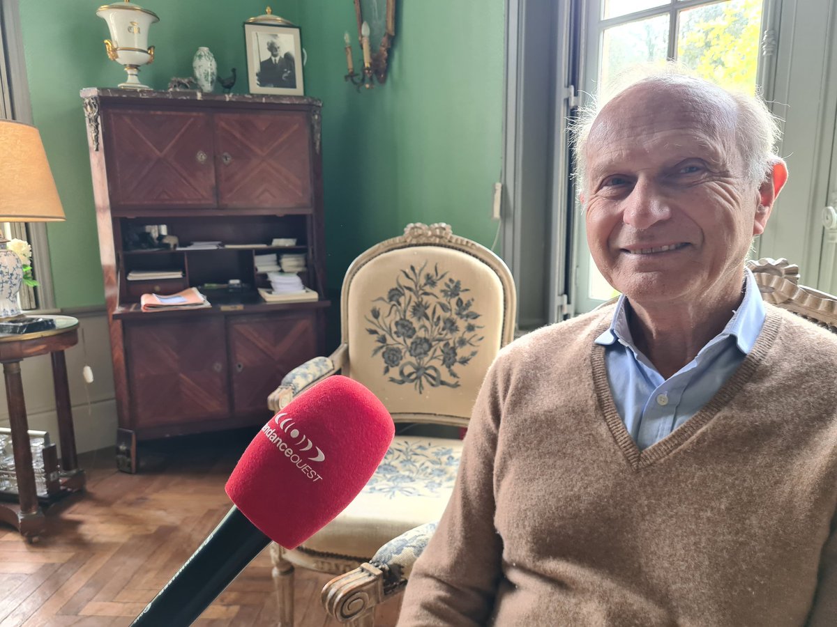 Jacques de Navacelle, arrière-petit-neveu de Pierre de Coubertin, au micro de #TendanceOuest pour une émission spéciale à 100 jours des #JeuxOlympiques. Au second plan, une photo du baron. #Mirville #Normandie