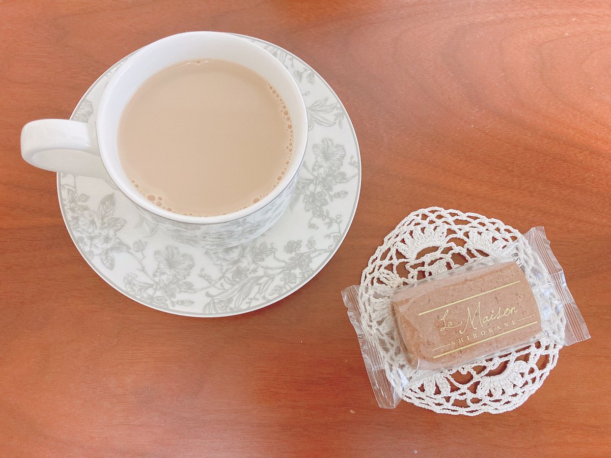 今日の #ティータイム お茶 ＊LA BELLE EPOQUE／LUPICIA 濃いめに入れてミルクたっぷりの濃厚ミルクティーとラ・メゾンのショコラサンドはちょっとしたご褒美気分です(๑ ˙˘˙) #茶好連 #木漏れ日のお茶会 #おうちカフェ #紅茶 #lupicia