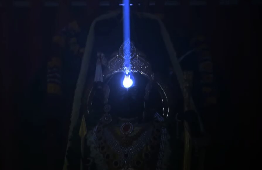 Sureshsahu2020's tweet photo. राम सूर्यवंशी हैं और सूर्य उनके पूर्वज हैं, सूर्य देव ने रामनवमी के पावन पर्व पर अपने कुल में जन्म लेने वाले रामलला को तिलक लगाया। इस अलौकिक पल का साक्षी बनना सौभाग्य की बात है।

#RamNavami #AyodhyaDham #RamotsavWithDD #NavyaMandirBhavyaRamNavmi #AyodhyaRamMandir 
@umesshkashyap https://t.co/SWUhUDHmTL
