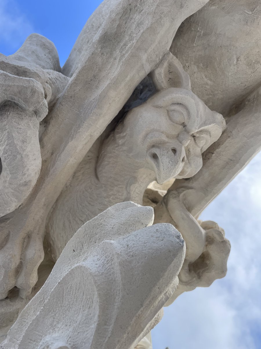 #ChantierChapelle 👀 Le fou du roi, un moine et un être hybride, fermement accrochés à la façade de la chapelle... D'ici quelques jours, après le retrait des échafaudages, tous ces personnages sculptés retrouveront leur quiétude séculaire #Amboise #Touraine #ValdeLoire