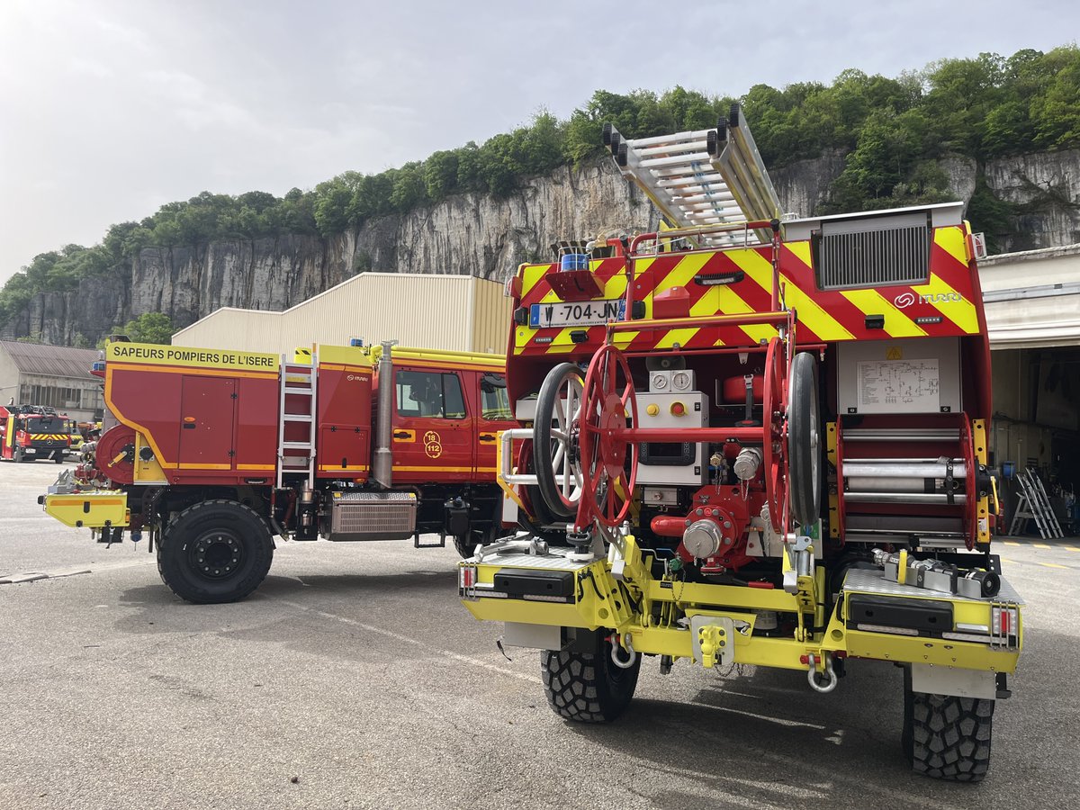 sdis38's tweet photo. 🚒 Deux nouveaux fourgons incendie tout-terrain #CCFU rejoignent le parc opérationnel du @sdis38. Polyvalents et innovants, ils peuvent assurer des missions incendie en mode CCF, mais aussi en mode urbain. Ils seront affectés aux casernes de Pont-en-Royans et du Bourg-d’Oisans. https://t.co/46mb0tw2Uw