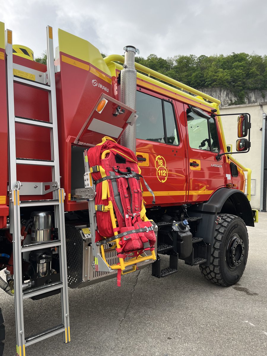 sdis38's tweet photo. 🚒 Deux nouveaux fourgons incendie tout-terrain #CCFU rejoignent le parc opérationnel du @sdis38. Polyvalents et innovants, ils peuvent assurer des missions incendie en mode CCF, mais aussi en mode urbain. Ils seront affectés aux casernes de Pont-en-Royans et du Bourg-d’Oisans. https://t.co/46mb0tw2Uw