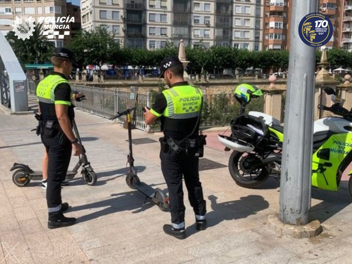 MurciaPolicia's tweet photo. La Unidad de Tráfico llevó a cabo controles por comportamientos indebidos de conductores de VMP. 

Se formularon:
20 por circular en zona peatonal
32 por usar auriculares 
4 por utilizar el móvil
9 por exceso de ocupantes
7 por rebasar el semáforo en rojo. https://t.co/QbQh6FHfur
