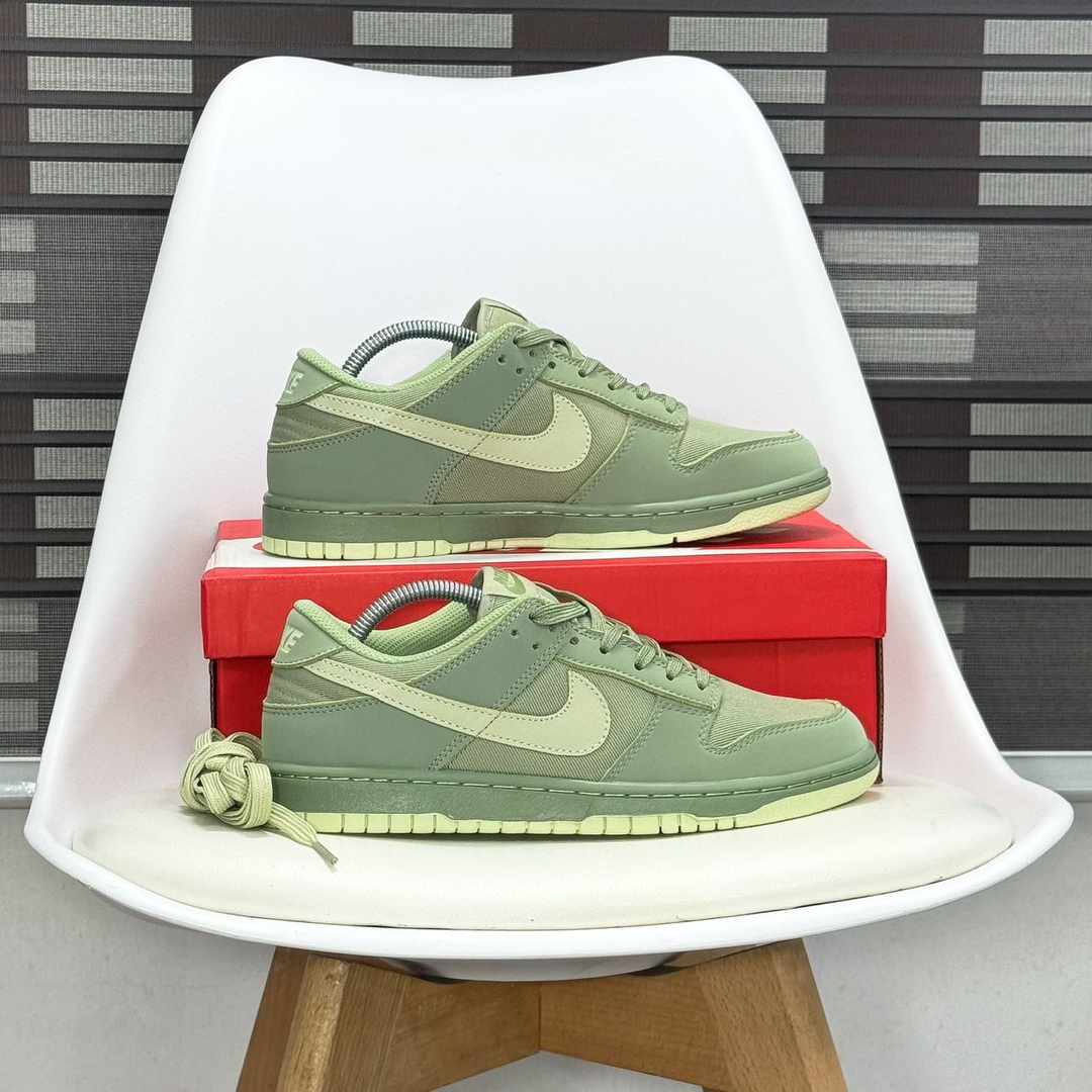 *NIKE DUNK LOW PREMIUM “OLIVE AURA & BURGUNDY CRUSH” NOW AVAILABLE IN STORE* 🏬 40 - 45📍 N55,000 NAIRA ONLY🏷️