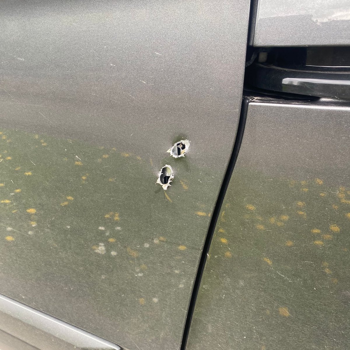 📢Please keep an eye on vans.
My chap added deadlocks after all his tools got nicked. Now the scrotes in balaclavas on stolen motorbikes are cutting wires & forcing deadlocks. This was outside a job. Garage had 8 in same! People trying to earn a living.