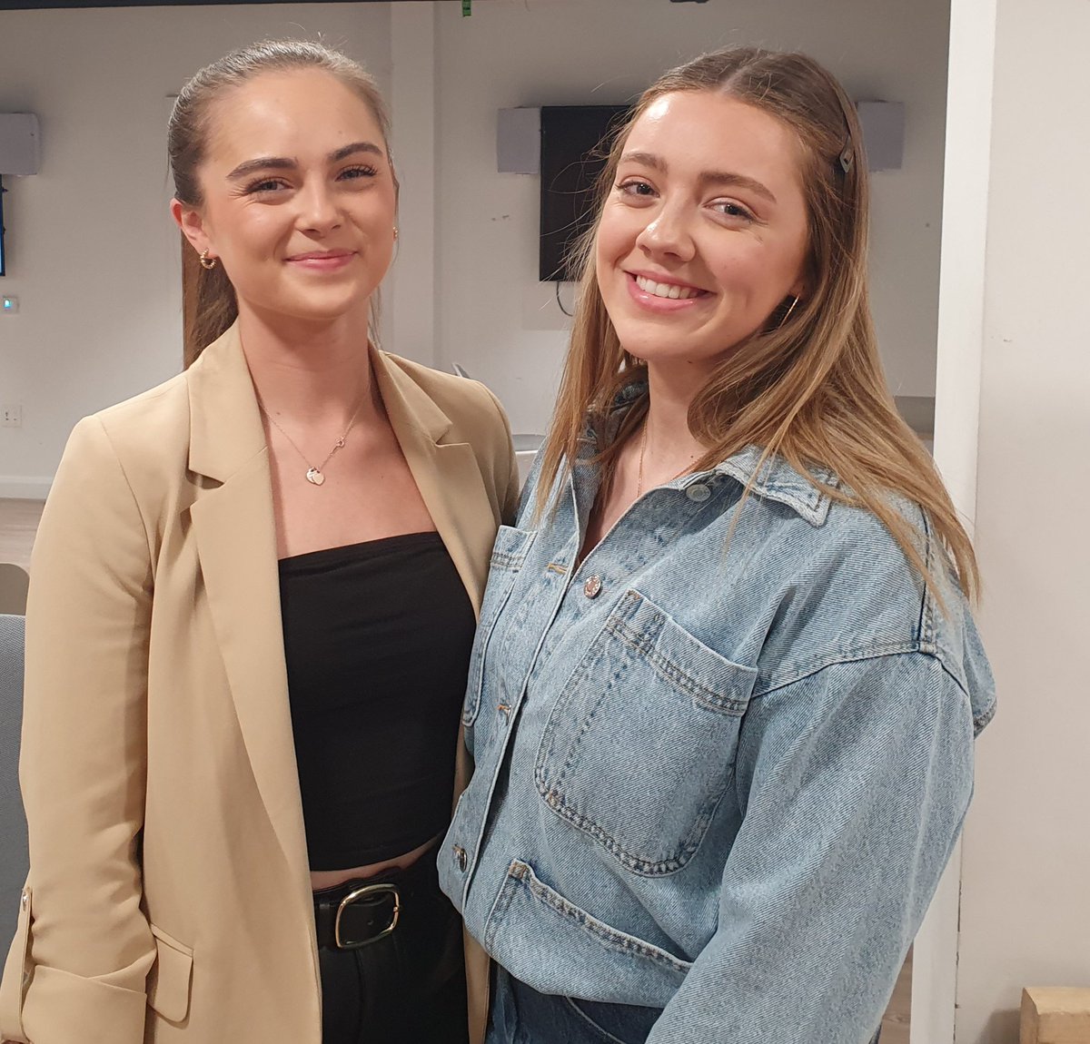 Tá an tádh linn go mbíonn scoth na mban gníomhach i saol na Gaeilge ar champas-beirt ban Gaeltachta thíos: Leah Ní Ghairbhigh, Reachtaire @Cumann_Gaelach 2023-'24 & Méin Nic Craith, Reachtaire nua tofa, 2024-'25.