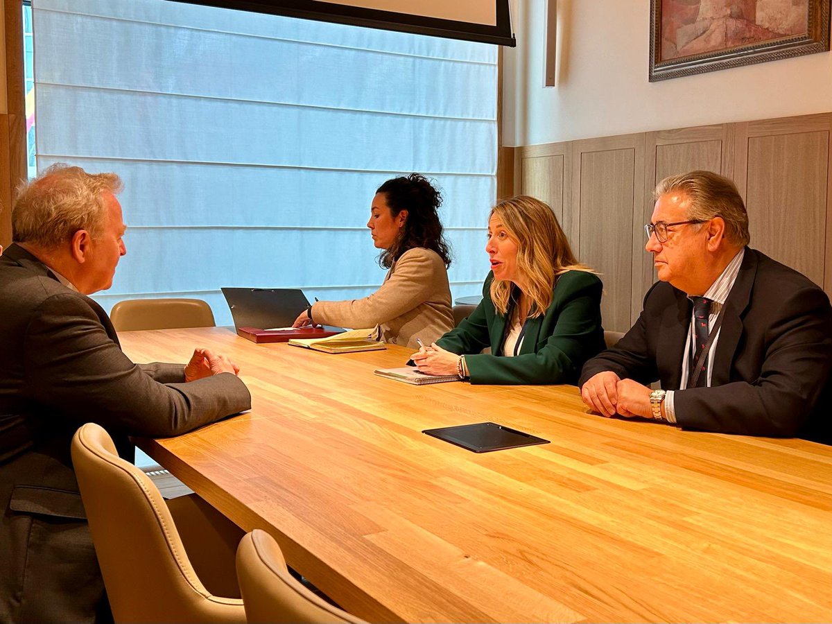 He acompañado a @MGuardiolaM en su reunión con el comisario de Agricultura, @jwojc, para hablar de retos de la agricultura extremeña.