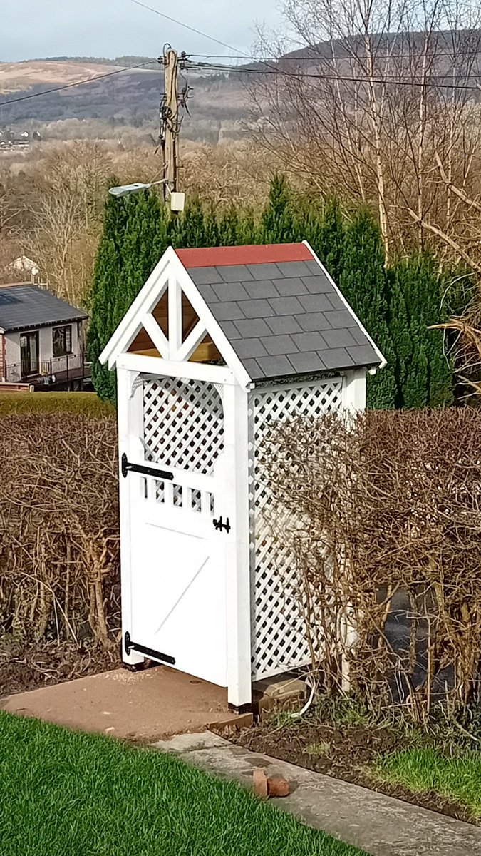 mouse_workshop's tweet image. Put the workshop to good use and made a gate for the arbour entrance. Made using treated 4x2, lap joints, pocket screws and finished in &quot;Daisy White&quot; to match the arbour. Hopefully the hedge will now grow around the arbour to blend it in #woodworking #gardengate