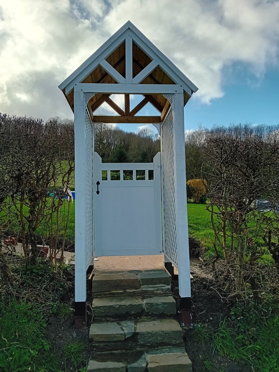 mouse_workshop's tweet image. Put the workshop to good use and made a gate for the arbour entrance. Made using treated 4x2, lap joints, pocket screws and finished in &quot;Daisy White&quot; to match the arbour. Hopefully the hedge will now grow around the arbour to blend it in #woodworking #gardengate